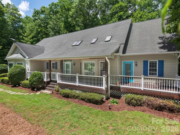 49 Indian Ridge TRL, Hendersonville, NC 28739