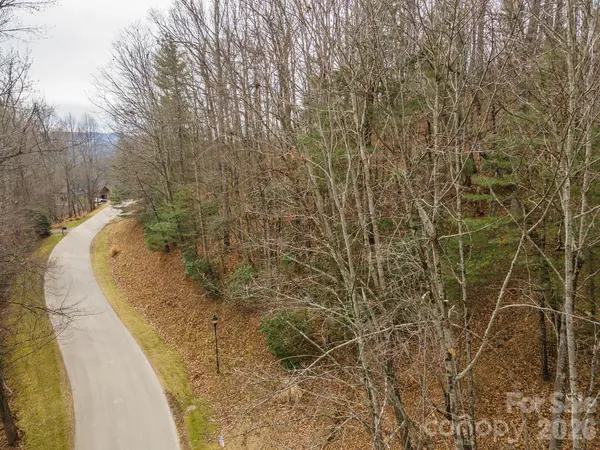 24 Falls LN, Hendersonville, NC 28739