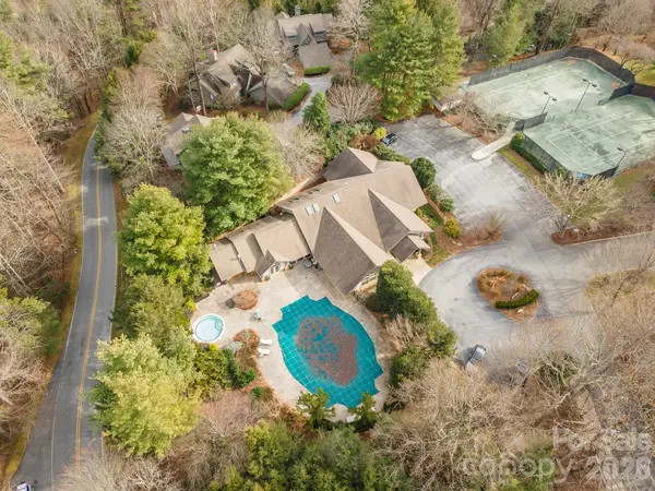 24 Falls LN, Hendersonville, NC 28739
