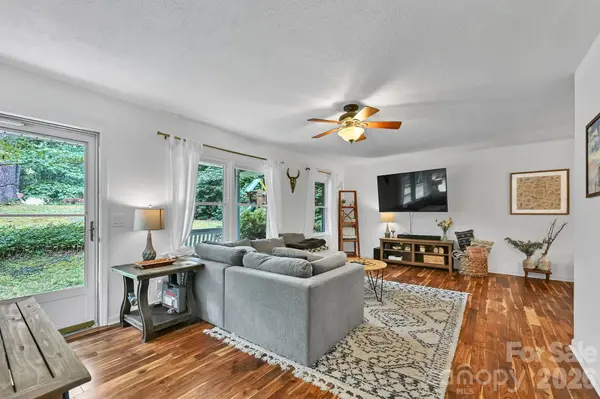 222 Timberlane DR, Etowah, NC 28729