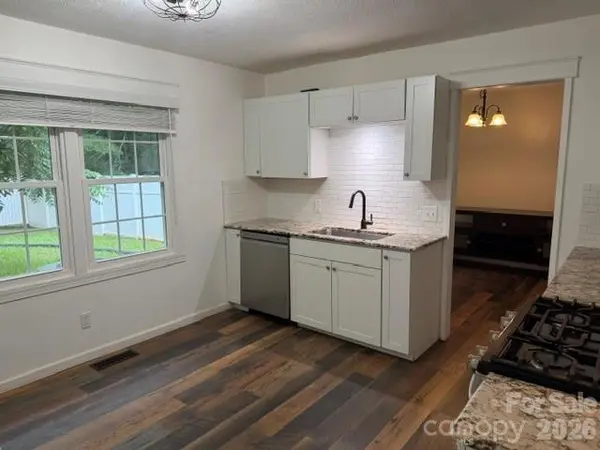 1376 Glenheath DR, Hendersonville, NC 28791