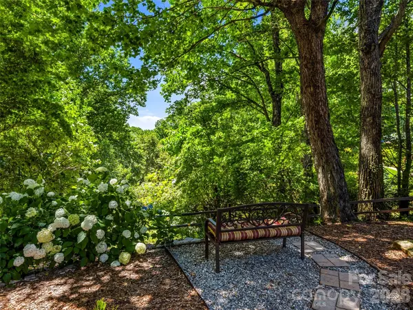518 Starmount LN, Hendersonville, NC 28791
