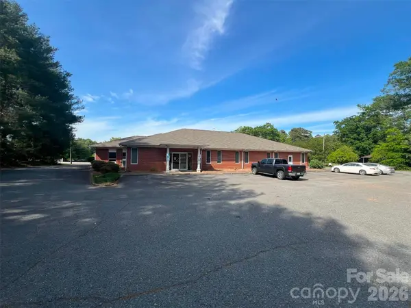 320 E Lee AVE, Yadkinville, NC 27055