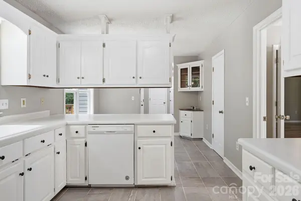 340 Oakwood LN, Columbus, NC 28722