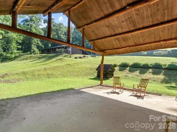 230 Chatter Box LN, Green Mountain, NC 28740