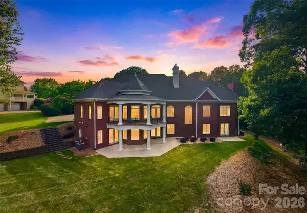 3745 Pinecrest DR NE, Hickory, NC 28601