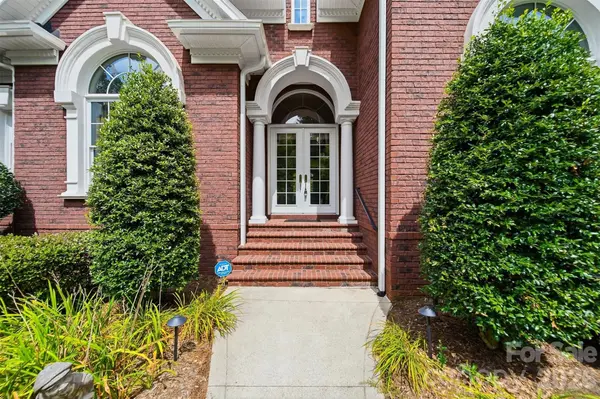 3745 Pinecrest DR NE, Hickory, NC 28601