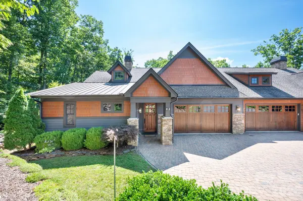 33 Hawks Branch CIR, Fairview, NC 28730