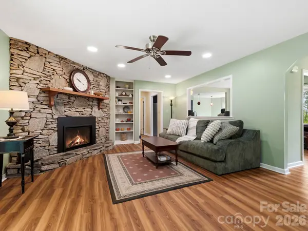 84 Greenwood Acres DR, Mills River, NC 28759