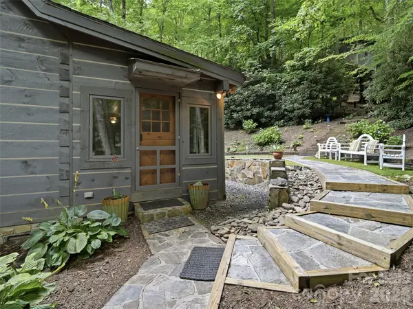 6 Laurel Branch DR, Black Mountain, NC 28711