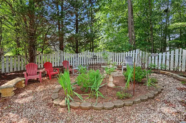 612 17th Avenue DR SE, Hickory, NC 28602