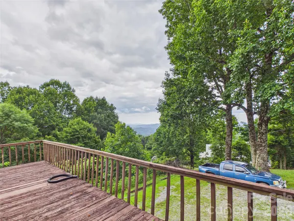 7904 Pinnacle Wind LN, Lenoir, NC 28645