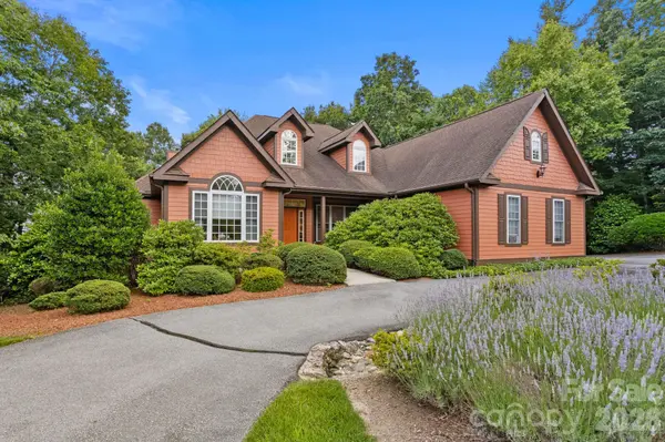 100 Crestgrove DR, Flat Rock, NC 28731