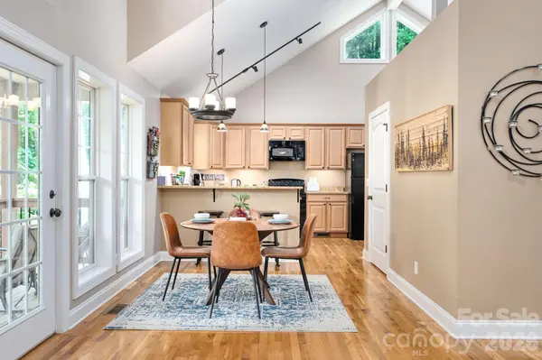15 Happy Crow LN, Asheville, NC 28805