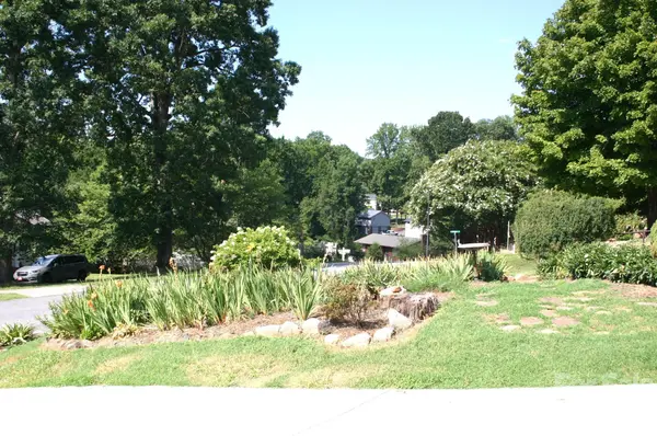 1647 Woodridge CIR, Hickory, NC 28602