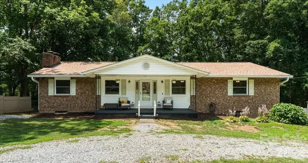 216 Dundeve CIR, Hendersonville, NC 28792