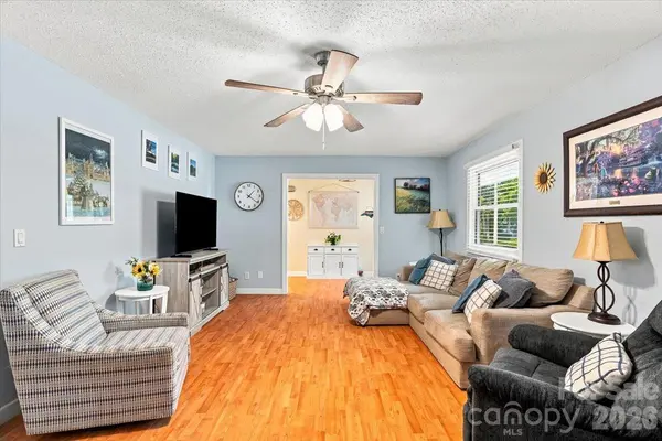 216 Dundeve CIR, Hendersonville, NC 28792