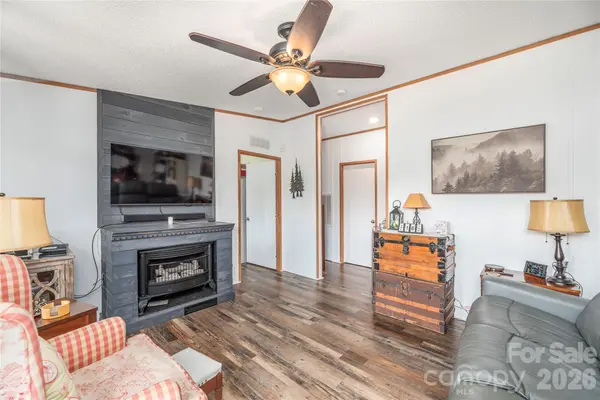 40 Farmstead RD, Leicester, NC 28748