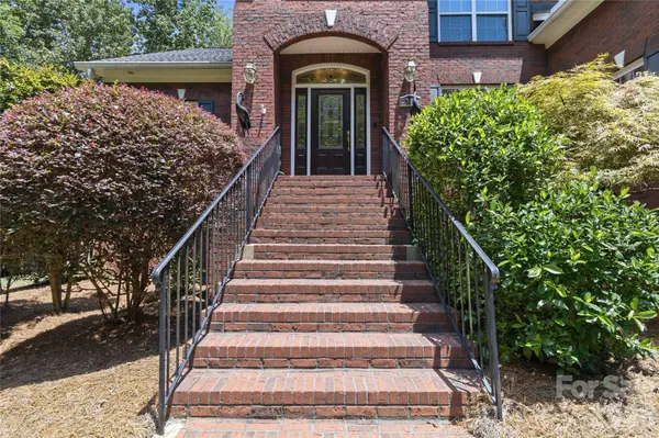 280 Catawba Crest LN, Lake Wylie, SC 29710