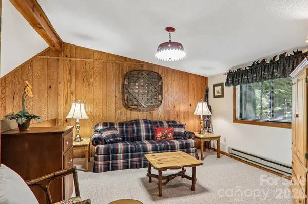 13 Lisa LN, Maggie Valley, NC 28751