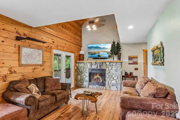 1064 Point Of View DR, Waynesville, NC 28785