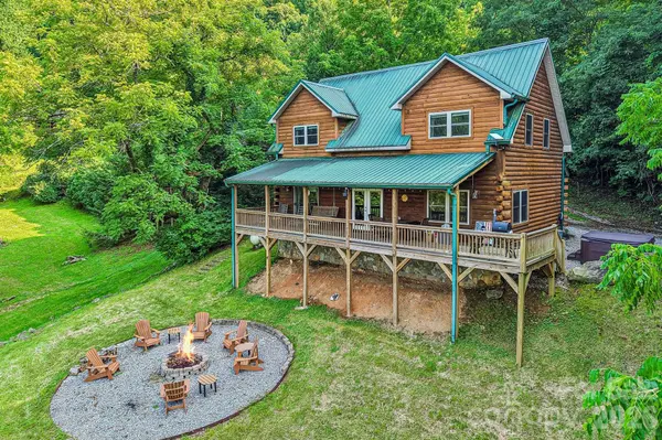 1064 Point Of View DR, Waynesville, NC 28785