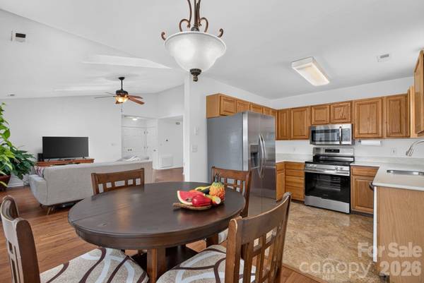 906 Woodhill DR, Fletcher, NC 28732