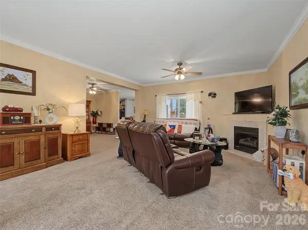 176 Chelsea Nix LN, Hendersonville, NC 28792