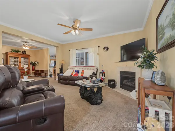176 Chelsea Nix LN, Hendersonville, NC 28792