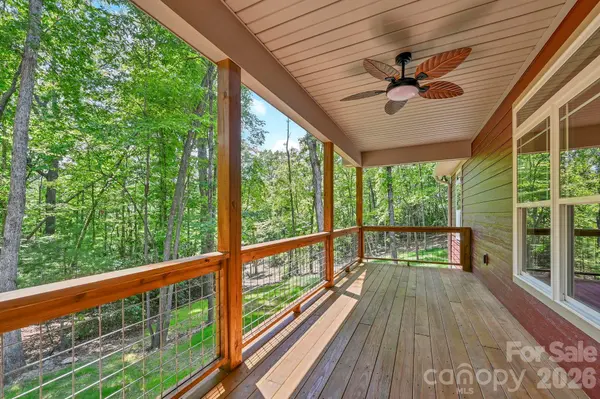 63 Abbey LN, Hendersonville, NC 28739
