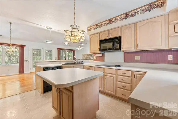 8 Keasler RD, Asheville, NC 28805