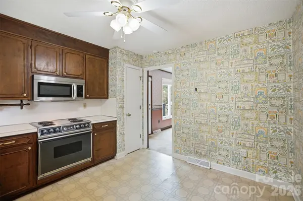 3721 9th Street DR NE, Hickory, NC 28601