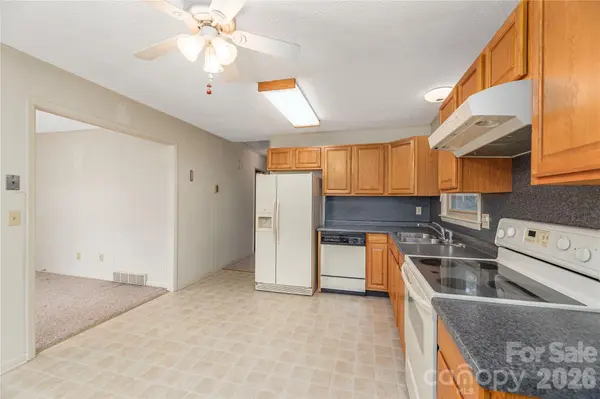 69 Emerald LN, Hendersonville, NC 28792