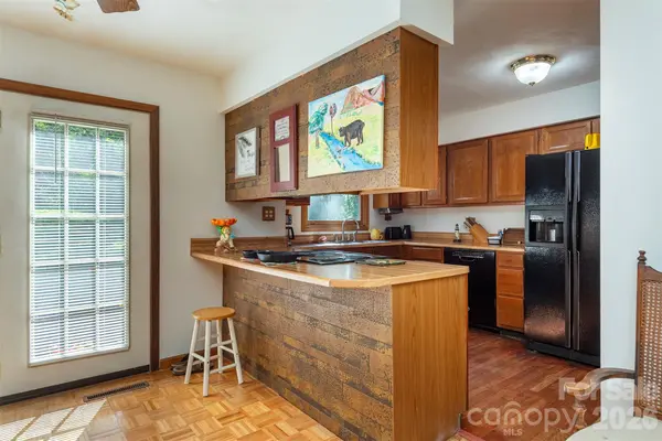 35 Upper Moffitt RD, Asheville, NC 28805