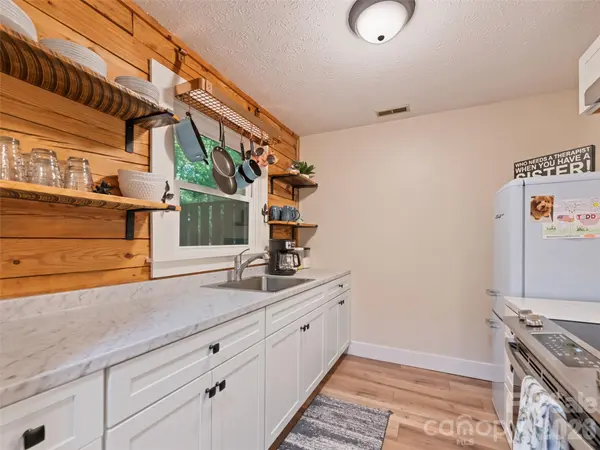 30 Katydid LN, Maggie Valley, NC 28751