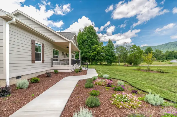 90 Saddle Club LN, Hendersonville, NC 28739