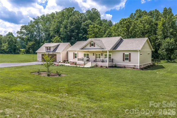 90 Saddle Club LN, Hendersonville, NC 28739