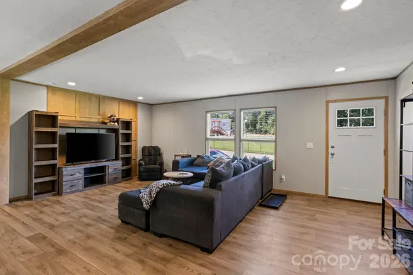 18 Moss LN, Hendersonville, NC 28792