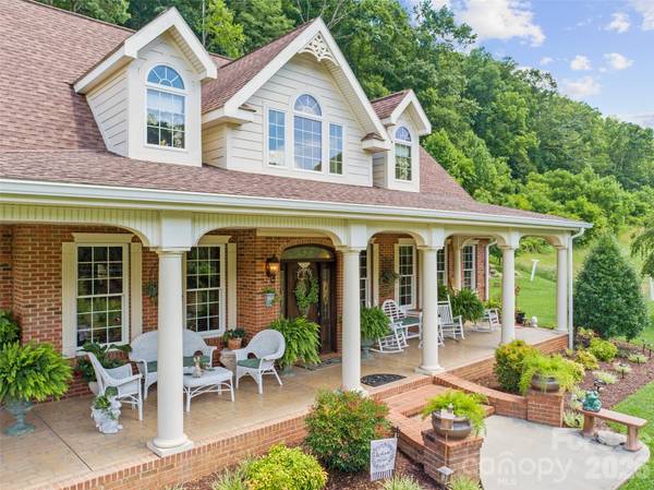 38 Peterson LN, Green Mountain, NC 28740