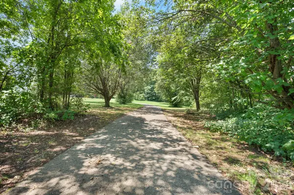 2097 Hermit TRL, Newton, NC 28658