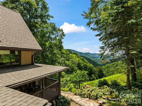 670 Parkway DR, Maggie Valley, NC 28751