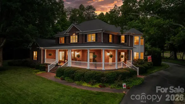 3740 Pinecrest DR NE, Hickory, NC 28601