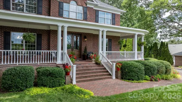 3740 Pinecrest DR NE, Hickory, NC 28601