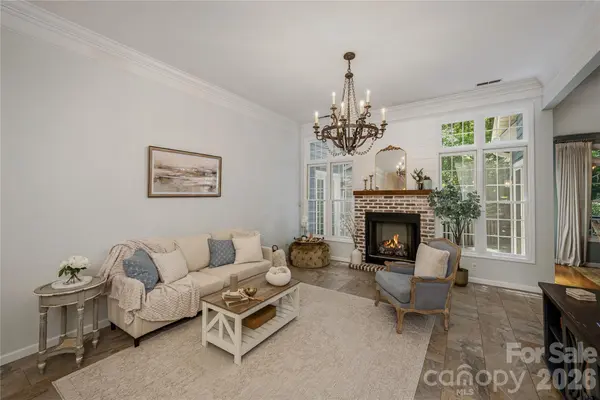 7 Oak Hollow DR, Asheville, NC 28805