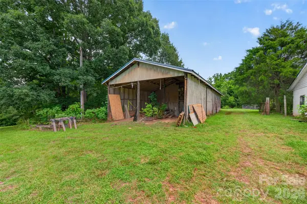 147 B And S LN, Hickory, NC 28601