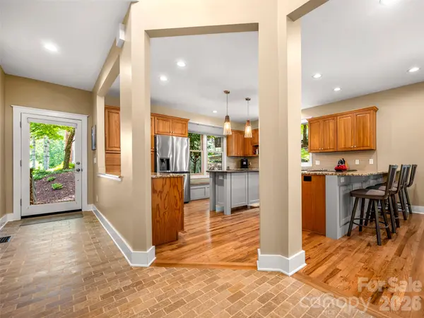 16 LaCoste DR, Hendersonville, NC 28739