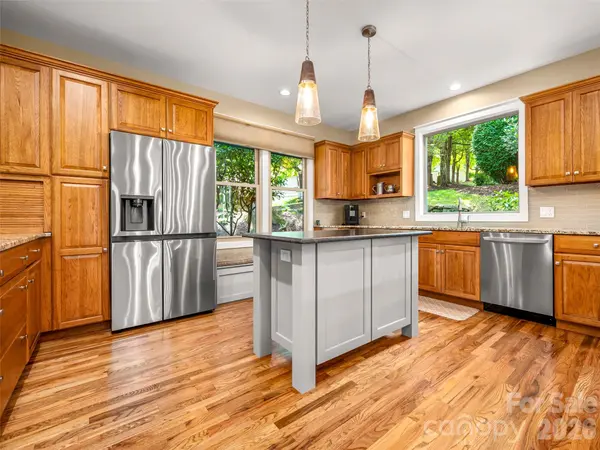 16 LaCoste DR, Hendersonville, NC 28739