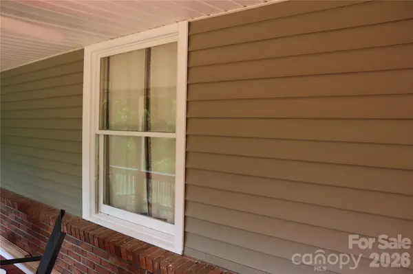 9 Wooded Valley LN, Burnsville, NC 28714