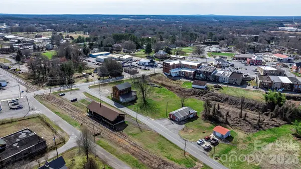 53 2nd AVE N, Taylorsville, NC 28681
