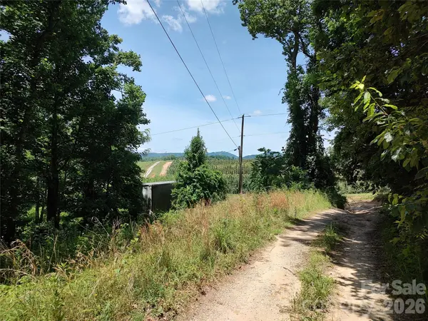 440 Hidden View RD, Hendersonville, NC 28792